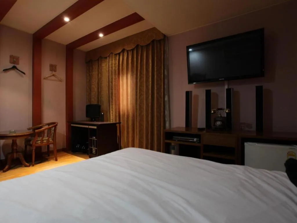 Bed in Monaco Hotel Jeju