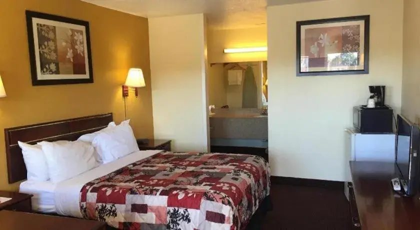 Bed in Americas Best Value Inn Batesville Bed in Americas Best Value Inn Batesville