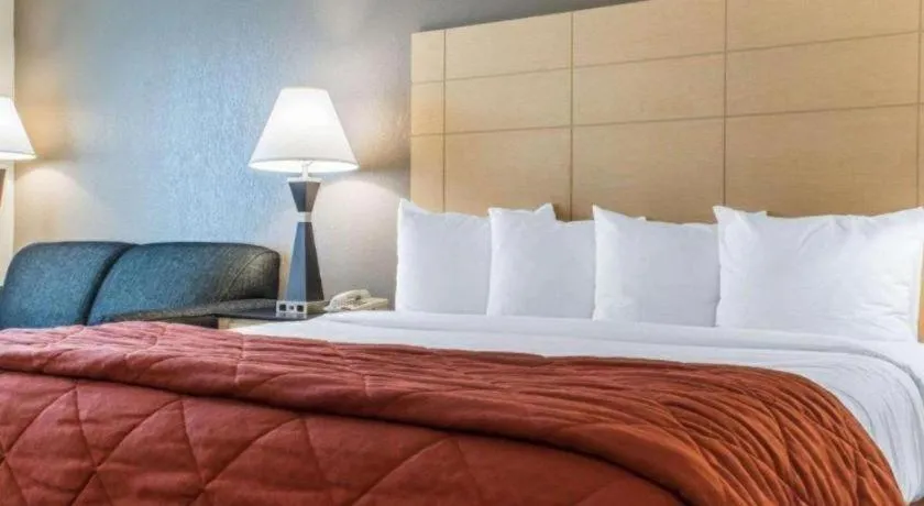 Bed in Quality Inn Geneseo