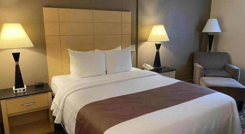 Bed in Quality Inn Geneseo