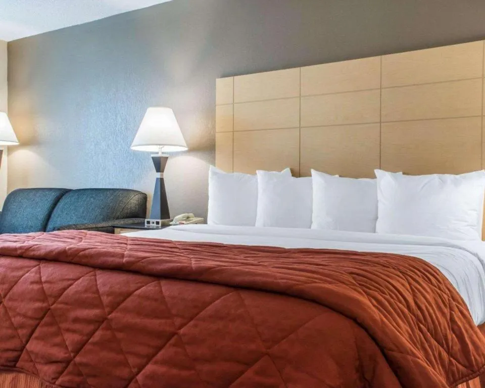 Bed in Quality Inn