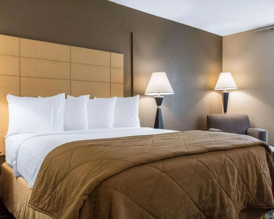 Bed in Quality Inn Geneseo