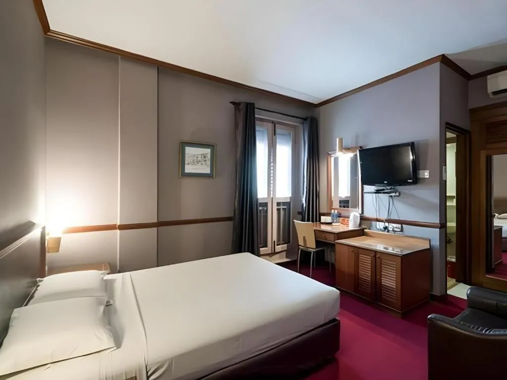 Bed in Four Chain View Hotel