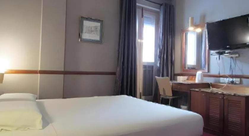 Bed in Four Chain View Hotel