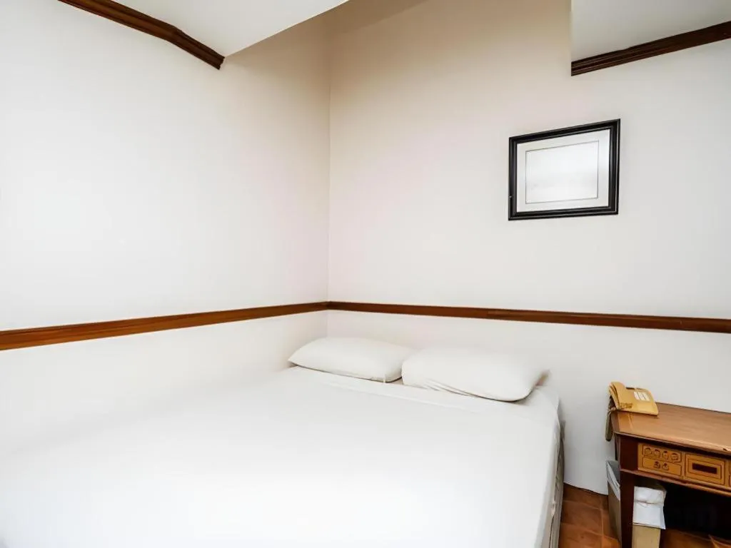 Bed in Four Chain View Hotel