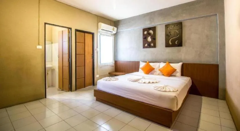 Bed in B2 Santitham (Wat Jed Yod) Boutique & Budget Hotel