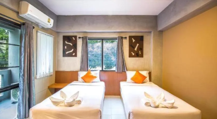 Bed in B2 Santitham (Wat Jed Yod) Boutique & Budget Hotel