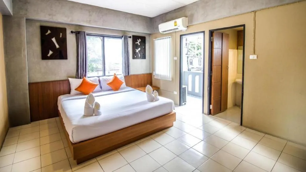 Bed in B2 Santitham (Wat Jed Yod) Boutique & Budget Hotel