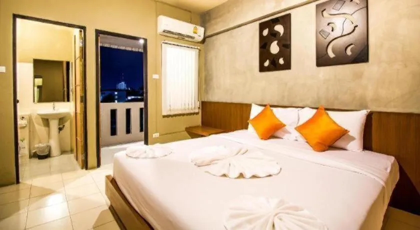 Bed in B2 Santitham (Wat Jed Yod) Boutique & Budget Hotel