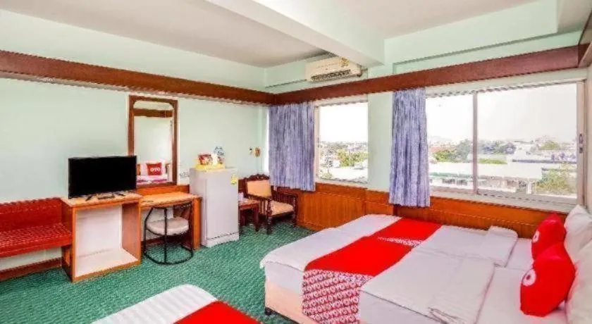 Bed in OYO 441 Grand Thara Hotel