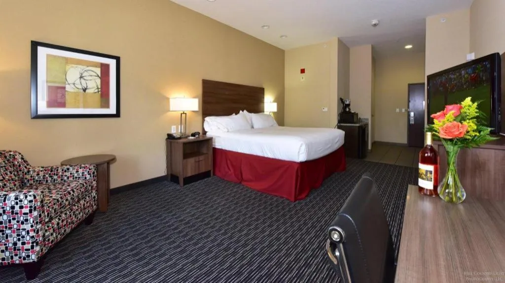 Bed in Holiday Inn Express & Suites Fredericksburg By IHG