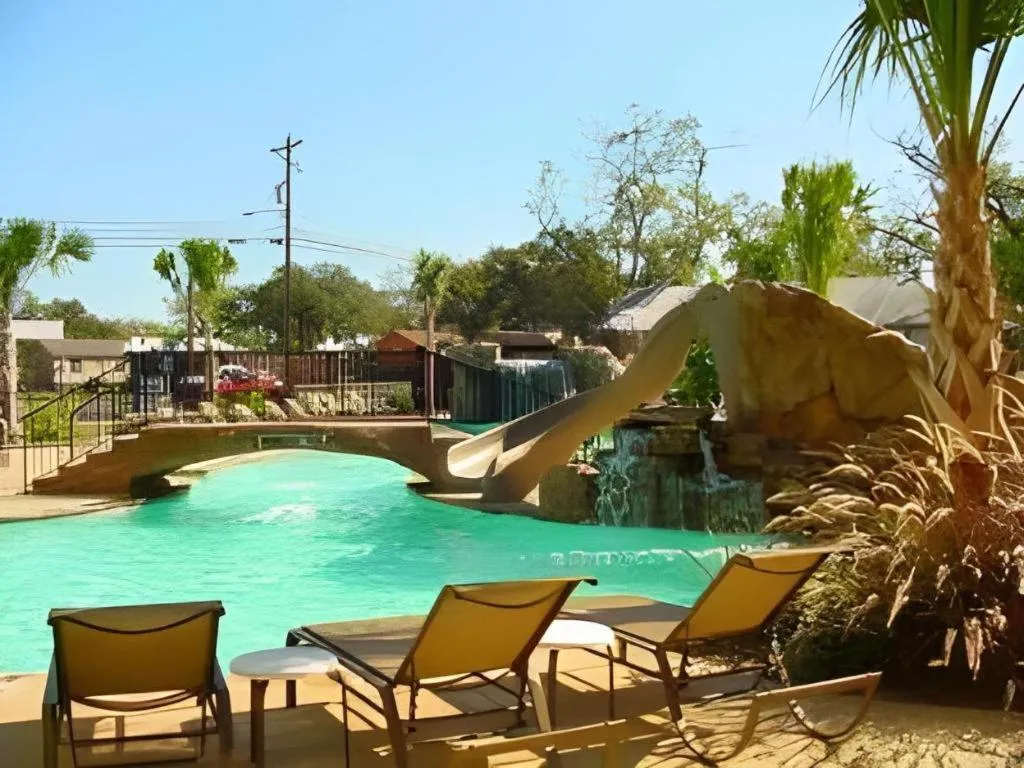 Holiday Inn Express & Suites Fredericksburg By IHG