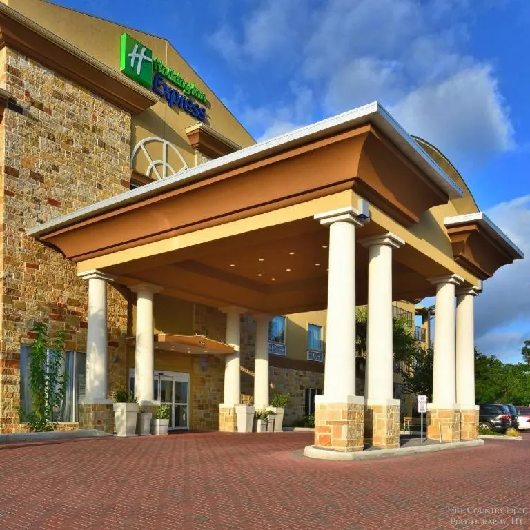 Holiday Inn Express & Suites Fredericksburg By IHG