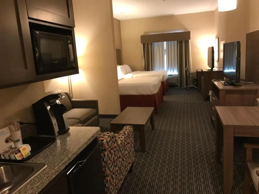 Bed in Holiday Inn Express & Suites Fredericksburg By IHG
