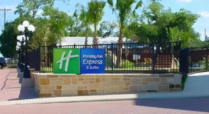 Holiday Inn Express & Suites Fredericksburg By IHG