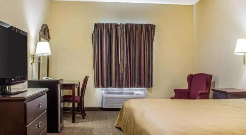 Bed in Econo Lodge Inn & Suites North Syracuse Airport