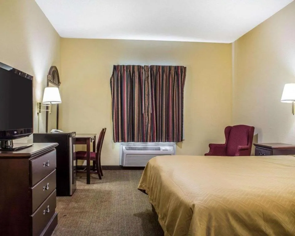 Bed in Econo Lodge Inn & Suites North Syracuse Airport