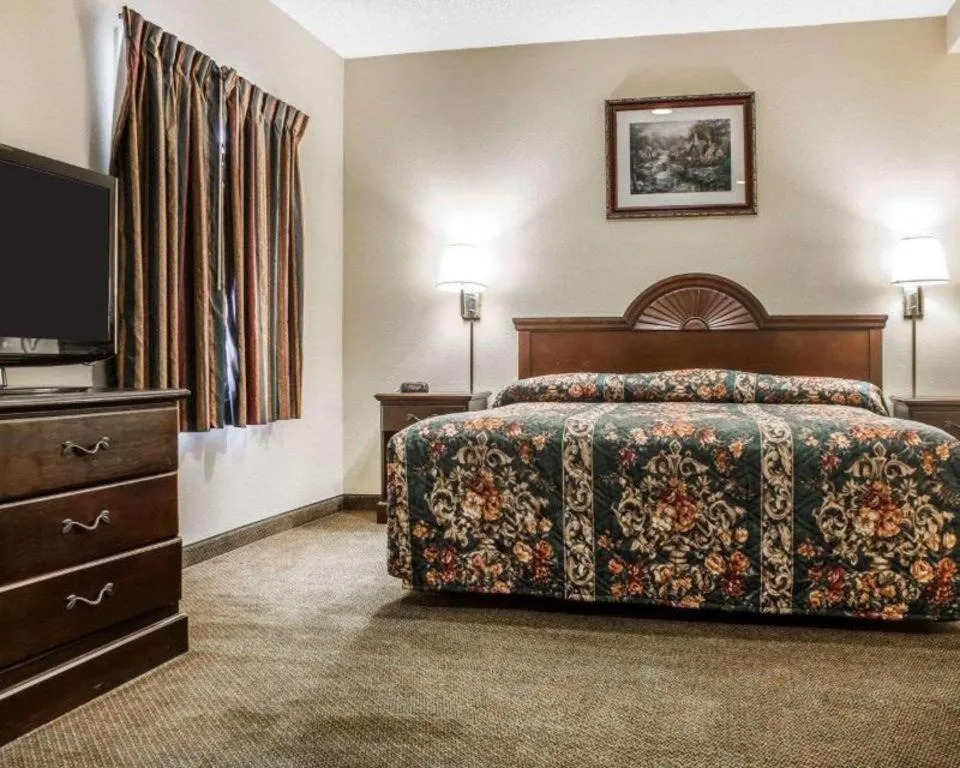 Bed in Econo Lodge Inn & Suites North Syracuse Airport