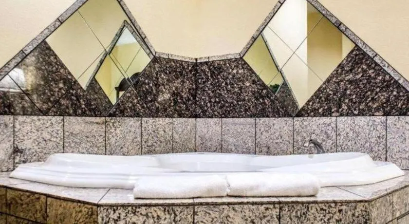 Econo Lodge Inn & Suites North Syracuse Airport