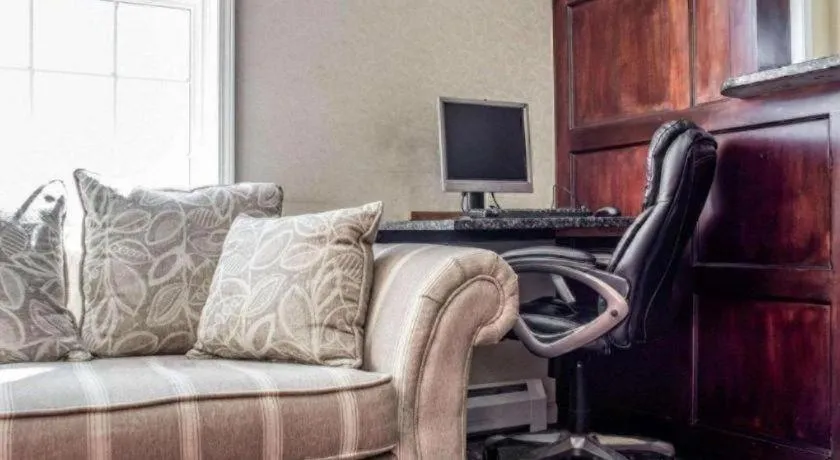 Econo Lodge Inn & Suites North Syracuse Airport