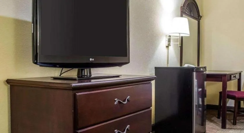 Econo Lodge Inn & Suites North Syracuse Airport