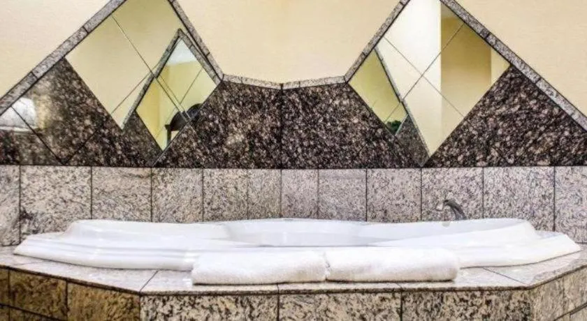 Econo Lodge Inn & Suites North Syracuse Airport