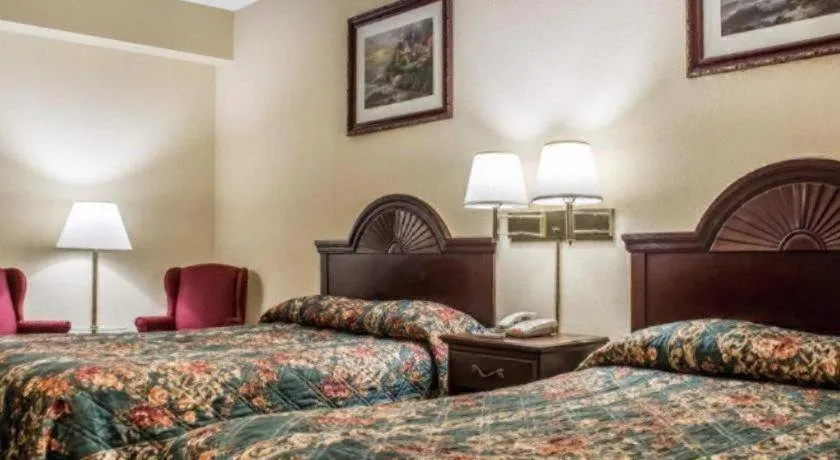 Bed in Econo Lodge Inn & Suites North Syracuse Airport