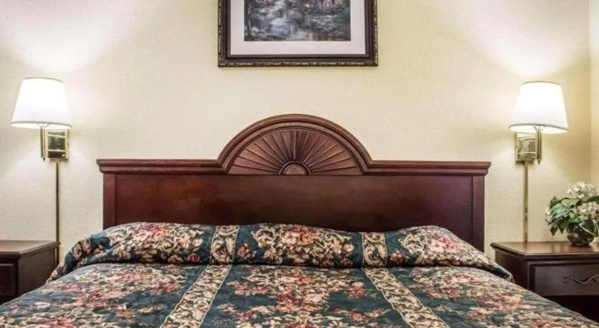 Bed in Econo Lodge Inn & Suites North Syracuse Airport