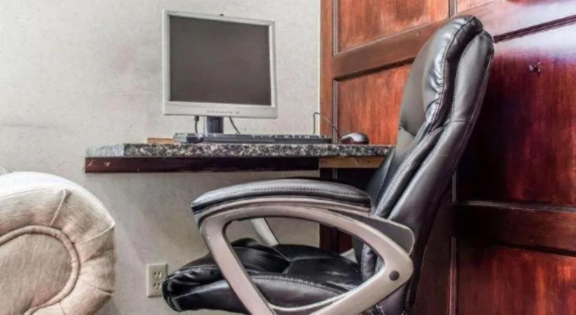 Econo Lodge Inn & Suites North Syracuse Airport