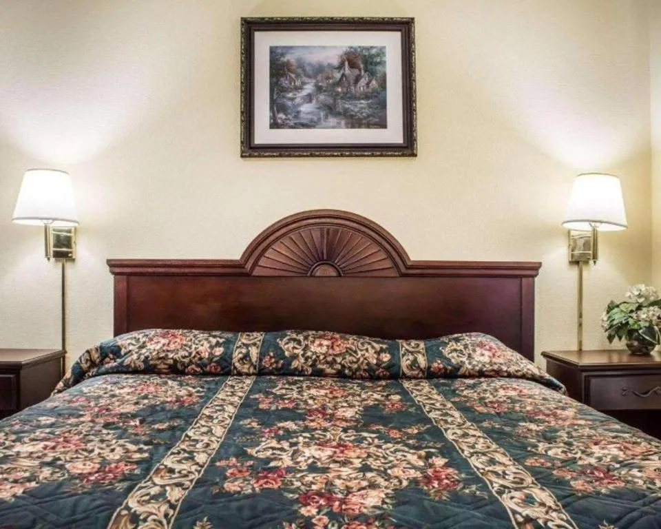 Bed in Econo Lodge Inn & Suites North Syracuse Airport