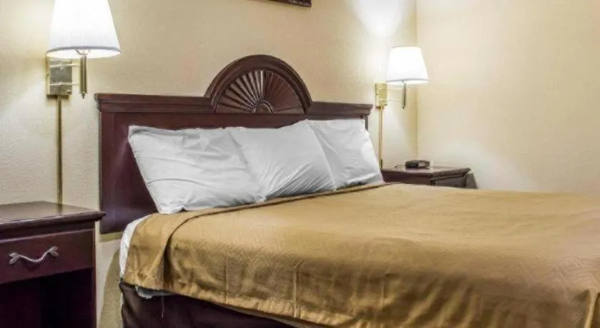 Bed in Econo Lodge Inn & Suites North Syracuse Airport