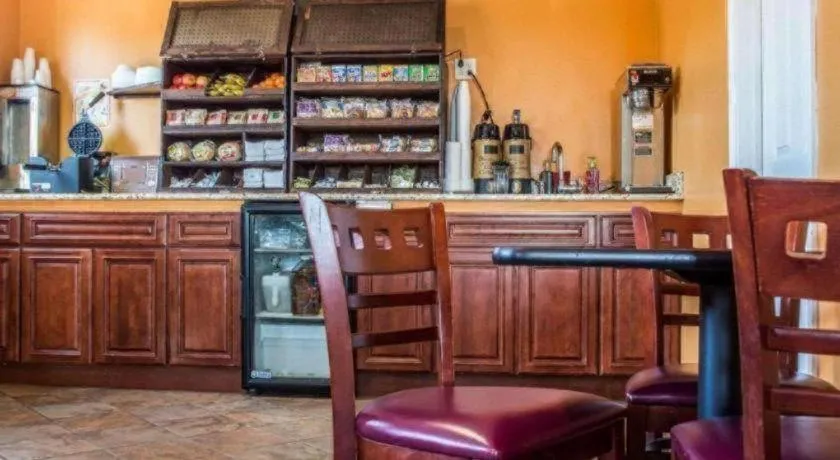 Econo Lodge Inn & Suites North Syracuse Airport