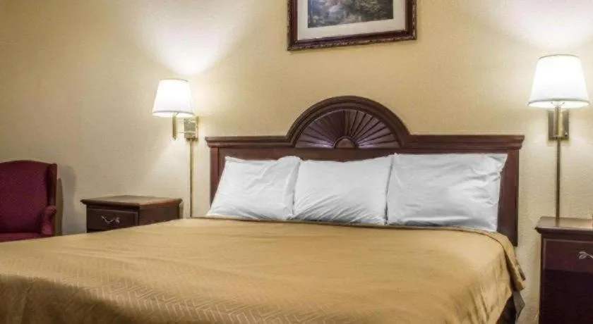 Bed in Econo Lodge Inn & Suites North Syracuse Airport