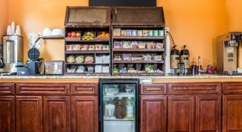 Econo Lodge Inn & Suites North Syracuse Airport