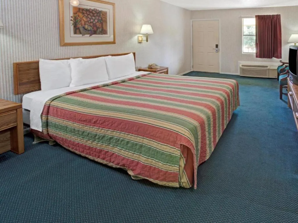 Bed in Knights Inn South Houston TX