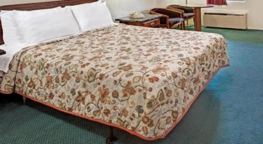 Bed in Knights Inn South Houston TX