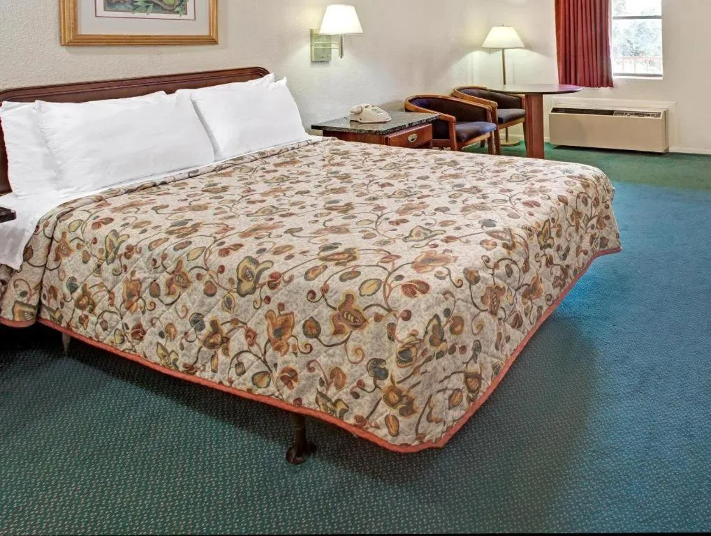 Bed in Knights Inn South Houston TX