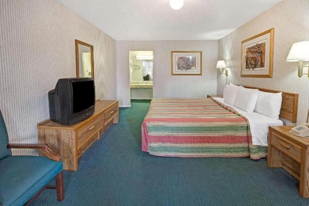 Bed in Knights Inn South Houston TX