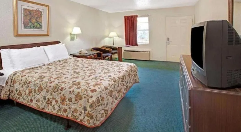 Bed in Knights Inn South Houston TX