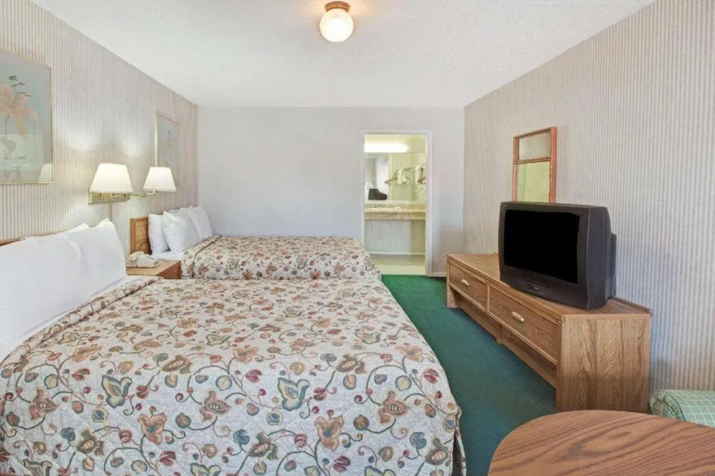 Bed in Knights Inn South Houston TX