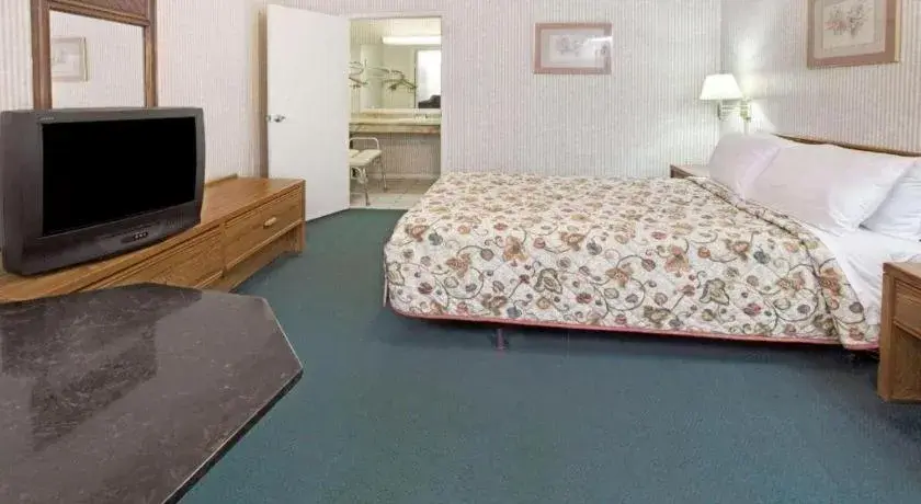 Bed in Knights Inn South Houston TX Bed in Knights Inn South Houston TX