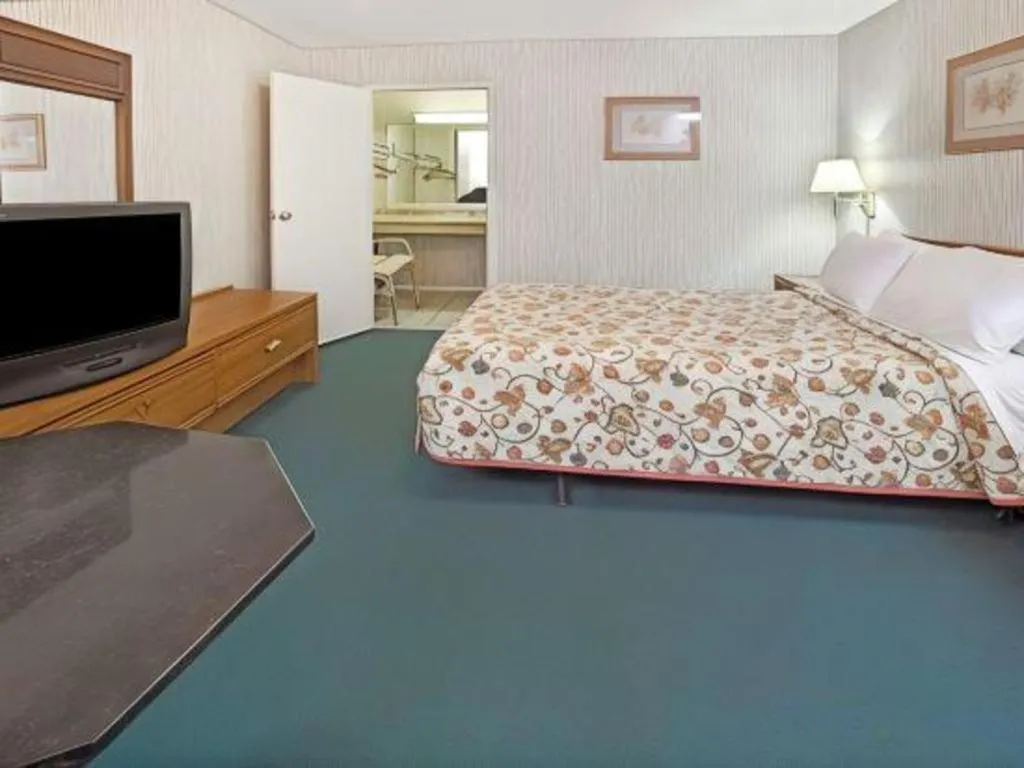 Bed in Knights Inn South Houston TX