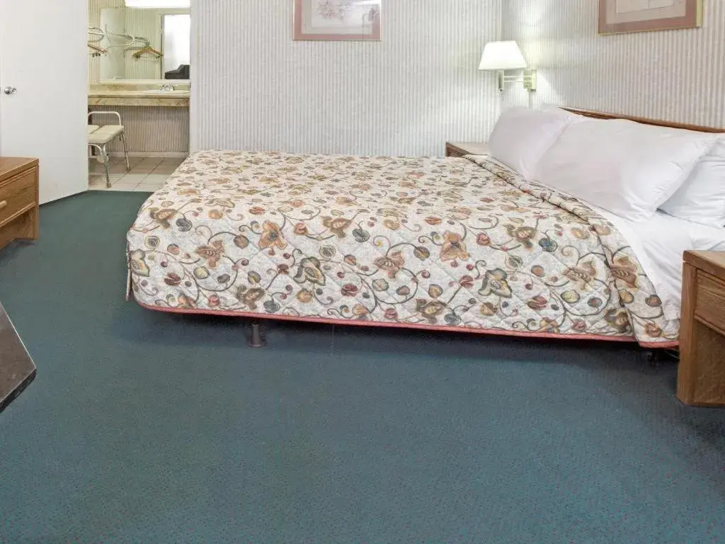 Bed in Knights Inn South Houston TX Bed in Knights Inn South Houston TX