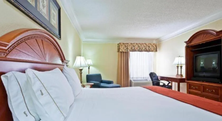 Bed in HOLIDAY INN EXPRESS RINGGOLD (CHATTANOOGA AREA) By IHG