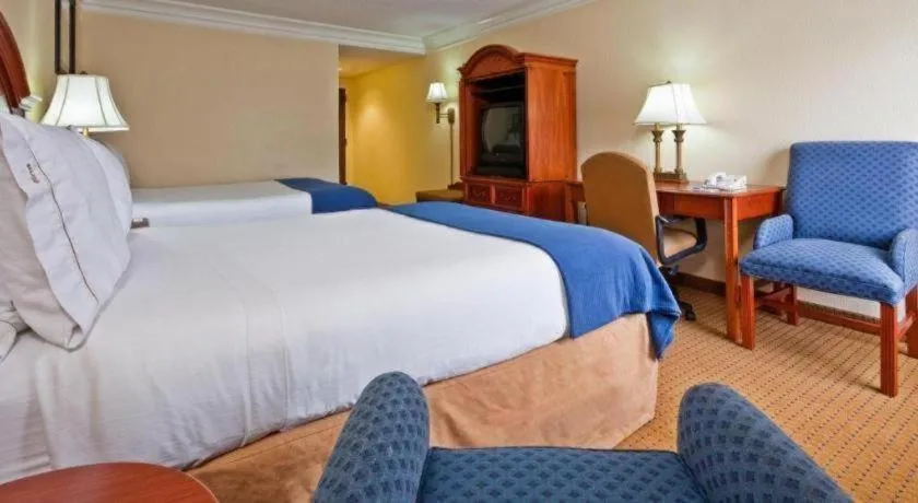 Bed in HOLIDAY INN EXPRESS RINGGOLD (CHATTANOOGA AREA) By IHG