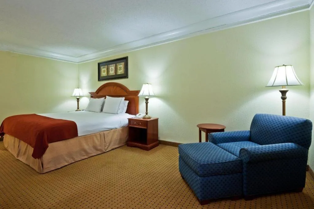 Bed in HOLIDAY INN EXPRESS RINGGOLD (CHATTANOOGA AREA) By IHG
