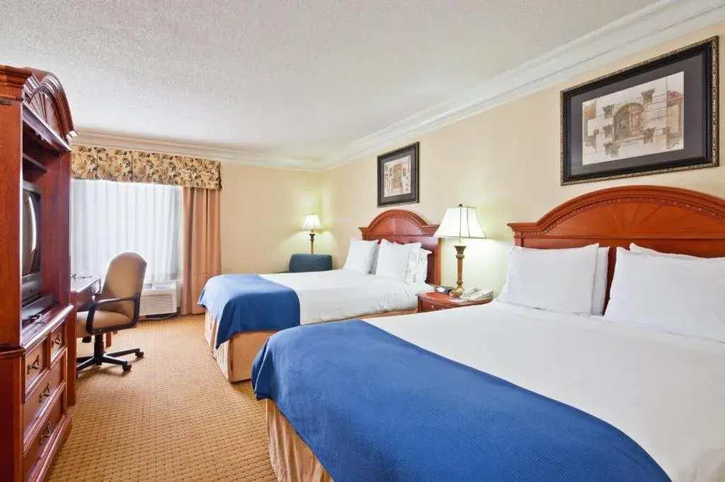 Bed in HOLIDAY INN EXPRESS RINGGOLD (CHATTANOOGA AREA) By IHG Bed in HOLIDAY INN EXPRESS RINGGOLD (CHATTANOOGA AREA) By IHG