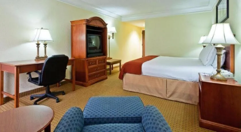 Bed in HOLIDAY INN EXPRESS RINGGOLD (CHATTANOOGA AREA) By IHG
