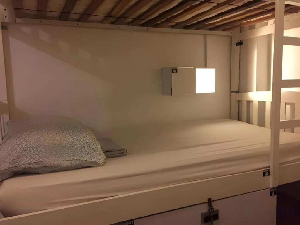 Bed in Royal Hostel Singapore