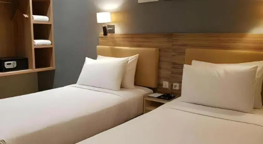 Bed in U Stay Hotel Mangga Besar Bed in U Stay Hotel Mangga Besar